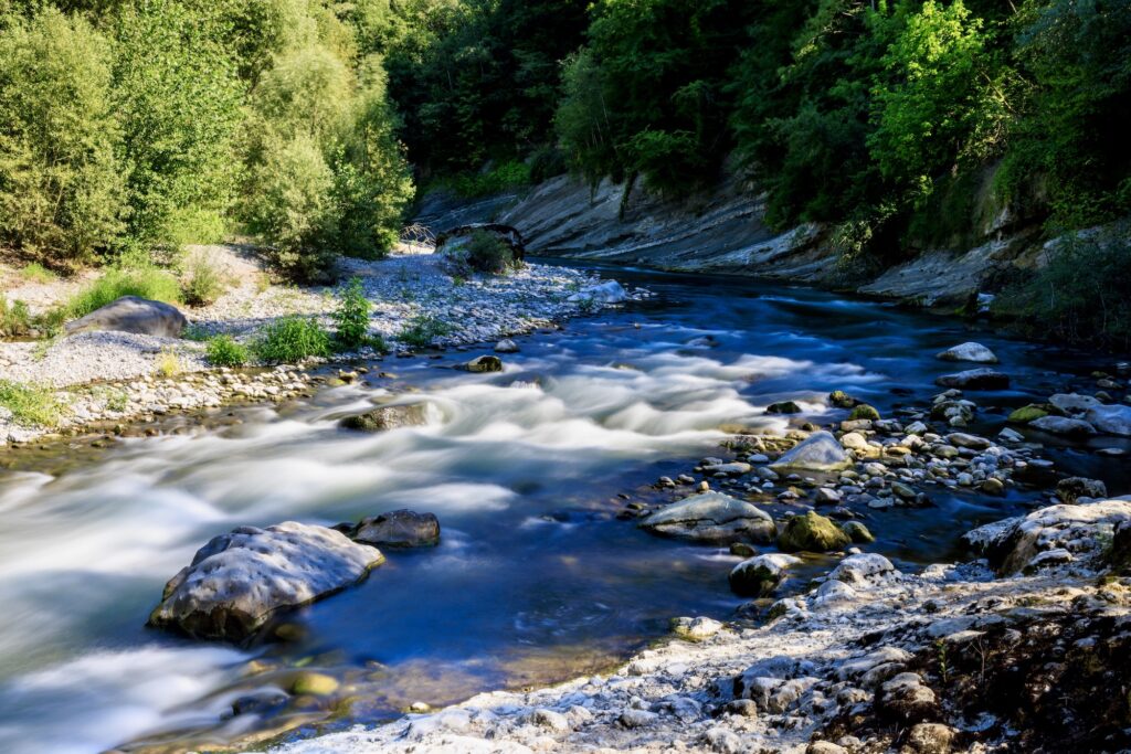 Photographie d'une rivière en pose longue