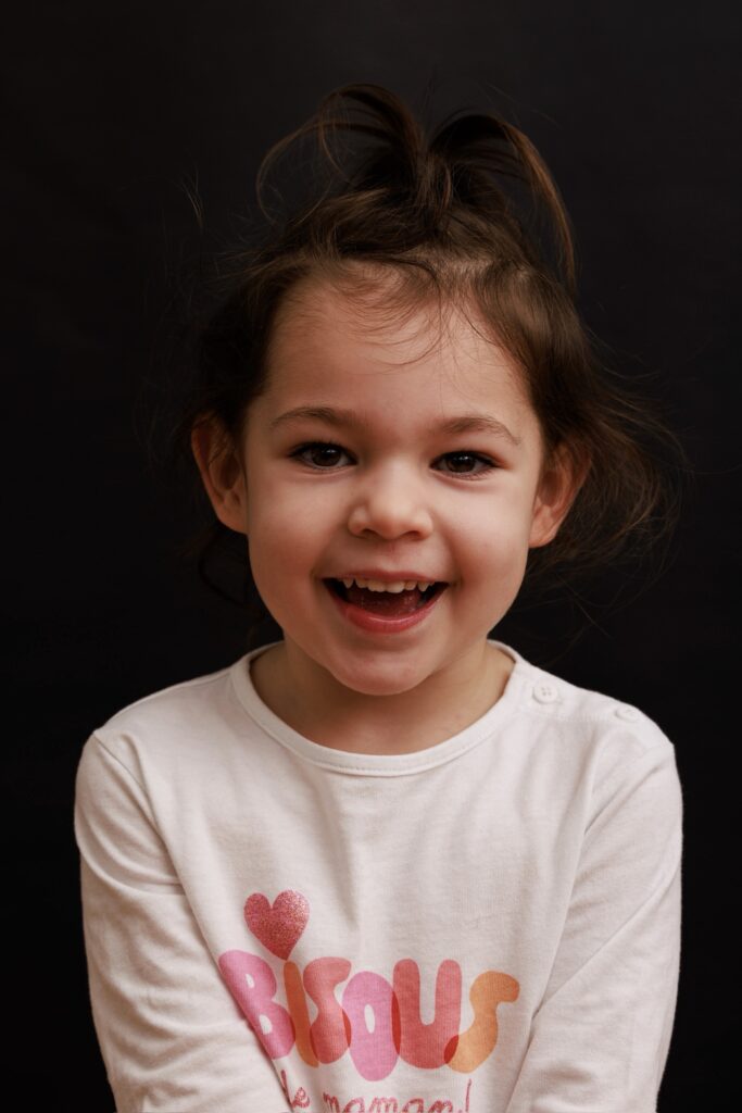 Portrait en studio à Annecy petite fille souriante