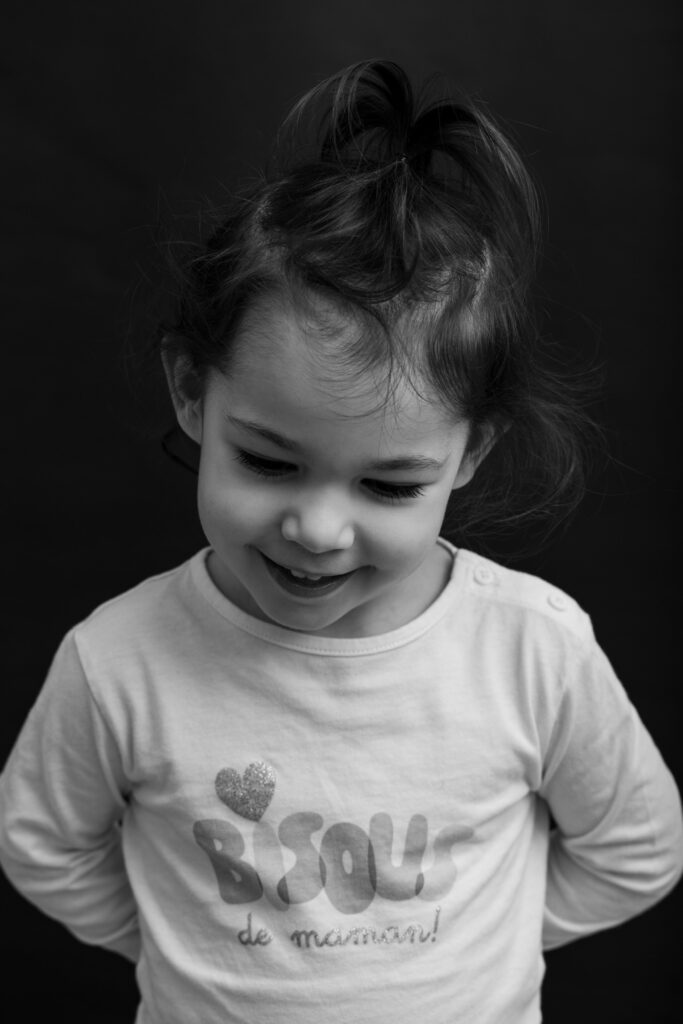 Portrait en studio à Annecy petite fille souriante