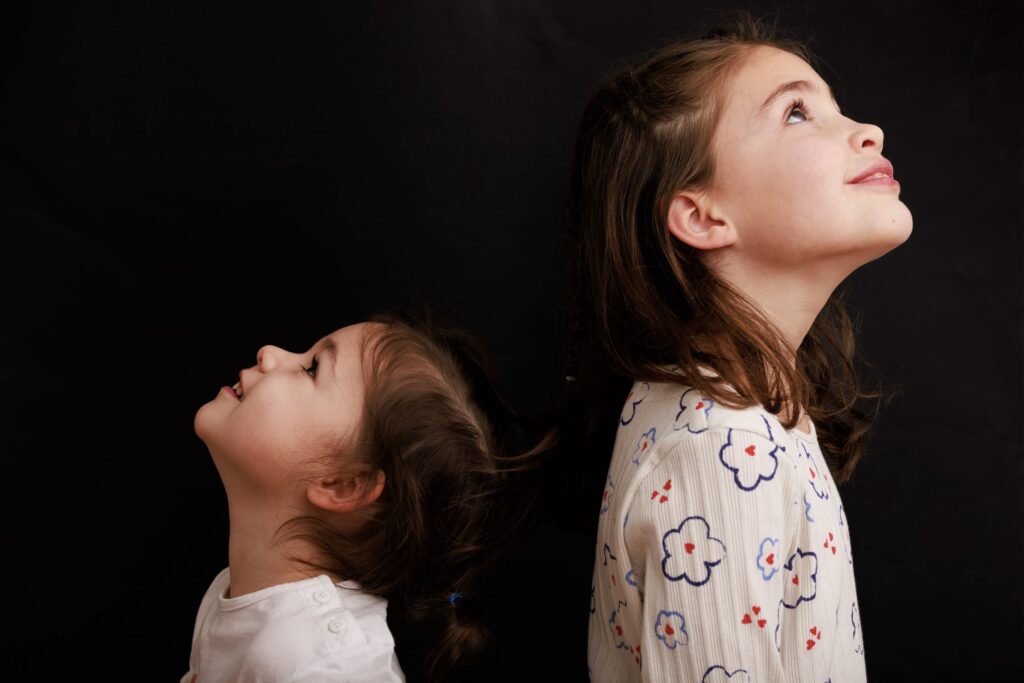 Portrait à Annecy 2 sœurs qui regardent en l'air