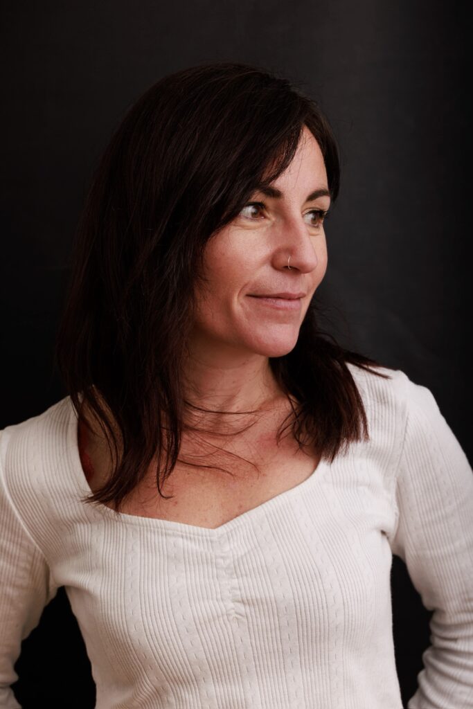 Portrait en studio à Annecy pose de profil sourire