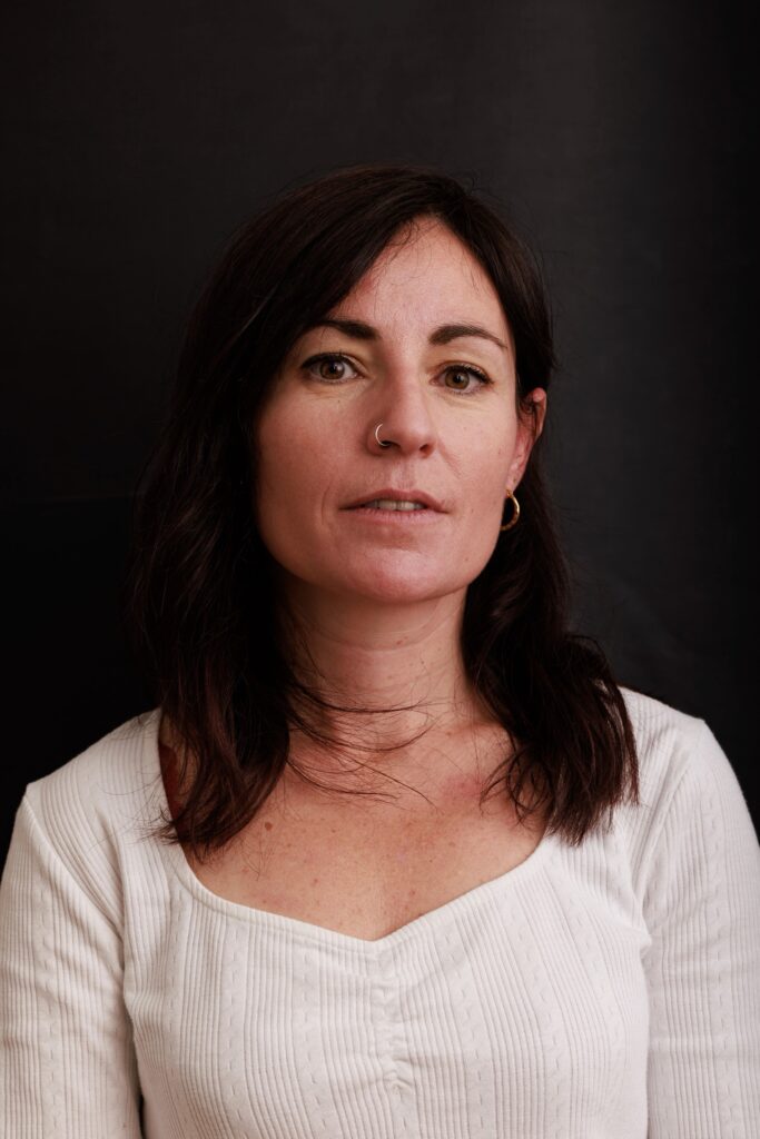 Portrait en studio à Annecy femme pose classique