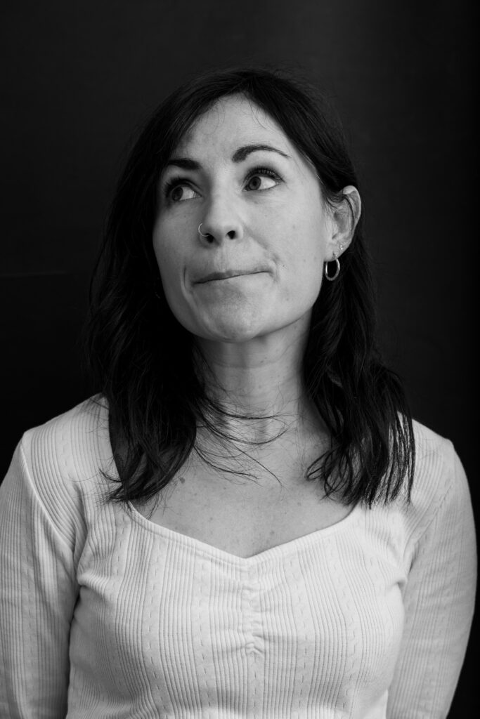 Portrait en studio femme hésitante