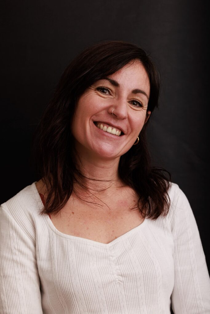 Portrait en studio à Annecy femme souriante