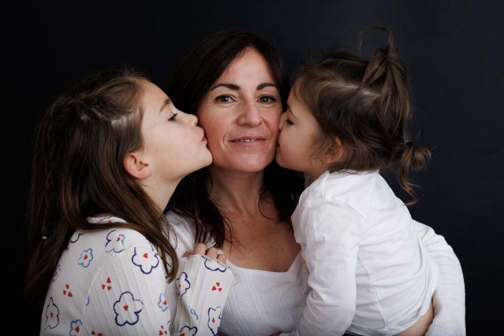 Portrait en studio à Annecy 2 enfants qui embrassent leur mère