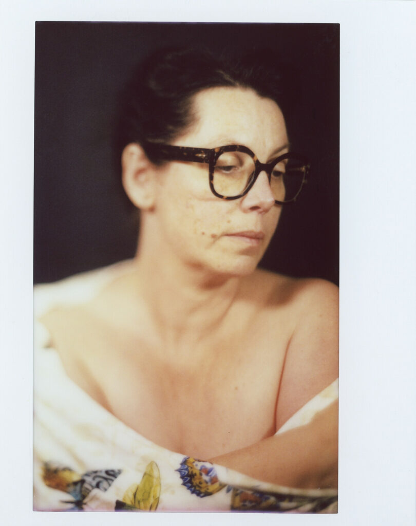 Portrait Polaroid à Annecy femme dans un châle