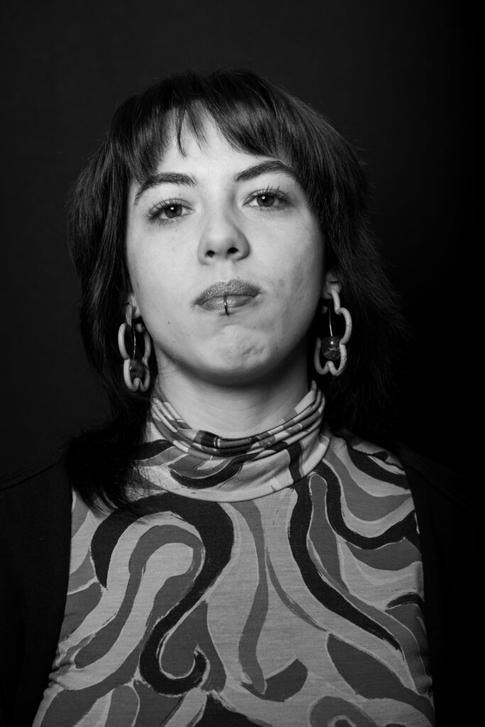 Portrait en studio à Annecy femme avec fierté