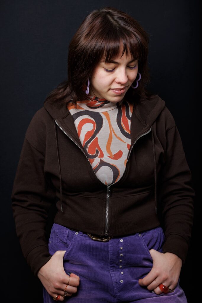 Portrait à Annecy jeune femme souriante