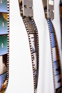 Pellicules couleur développées en train de sécher