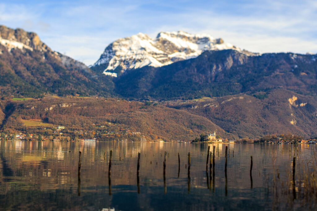 Photographie du château de Duingt au pied de la Tournette