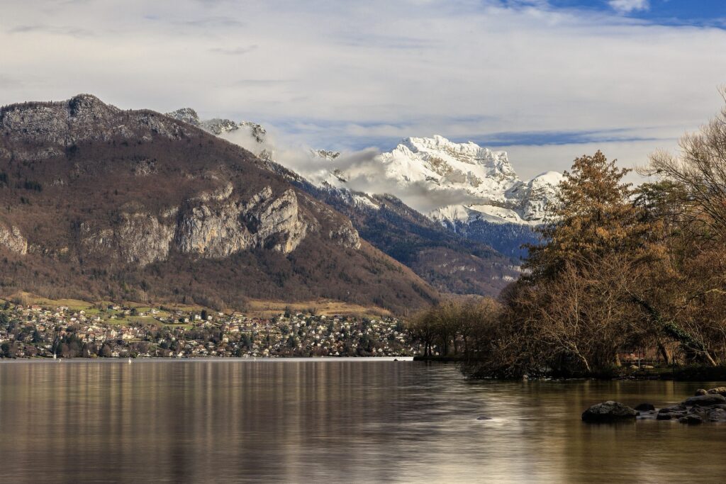 Photographie pose longue du lac d'Annecy et de la Tournette en hiver