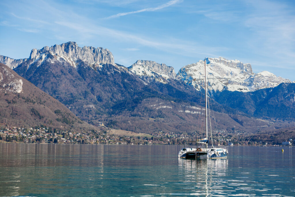Voilier sur le lac d'Annecy devant la Tournette