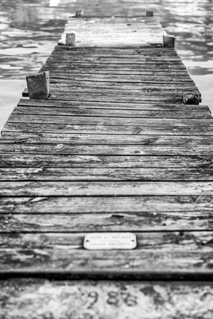 Ponton en bois au bord du lac d'Annecy