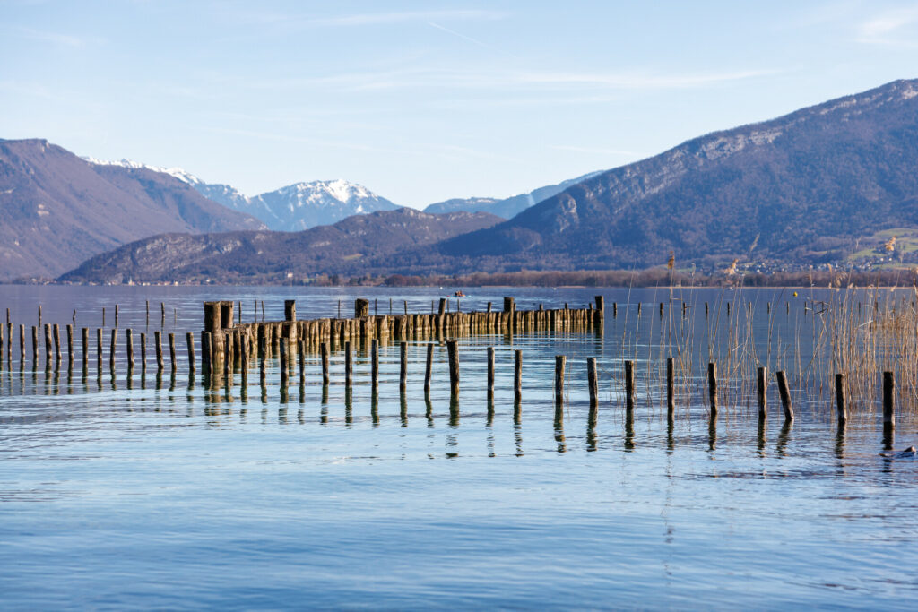 Poteaux en bois dans le lac d'Annecy