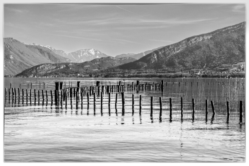 Photographie noir et blanc du lac d'Annecy
