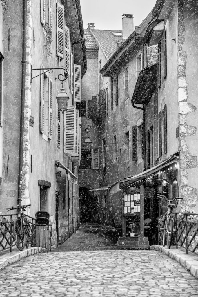 La neige qui tombe dans la vieille ville d'Annecy
