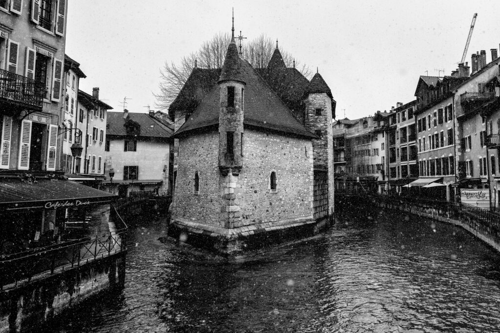 Le palais de l'Isles à Annecy sous une averse de neige