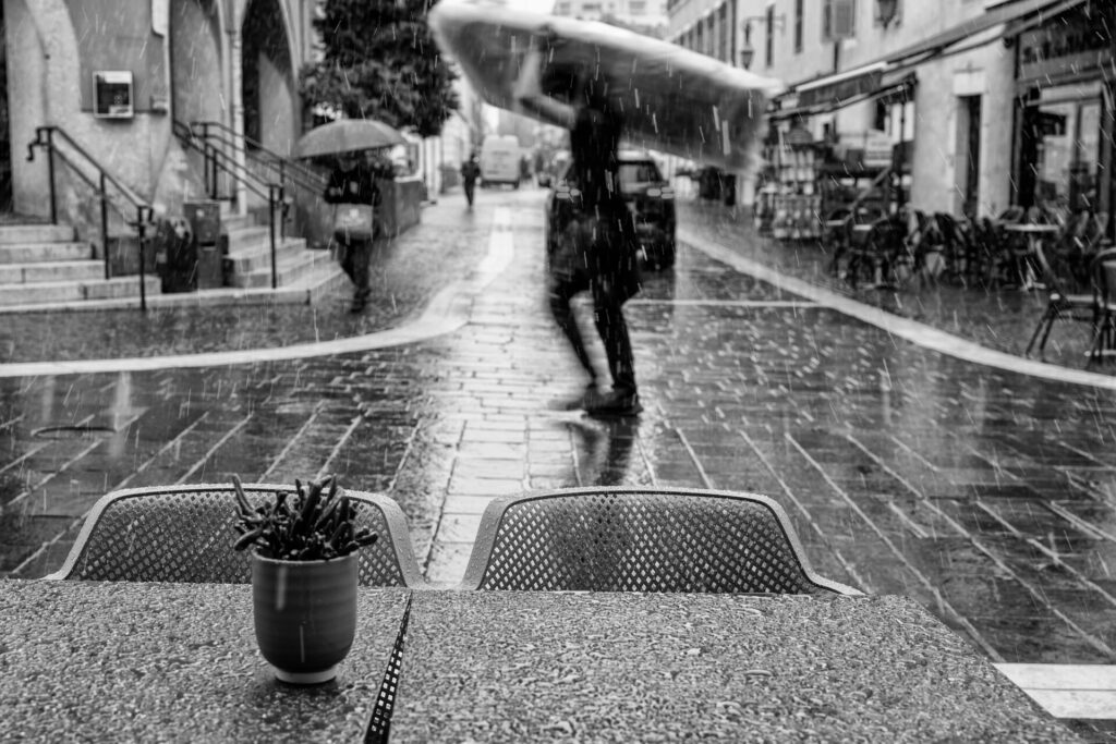 Un homme porte un matelas sous la neige à Annecy