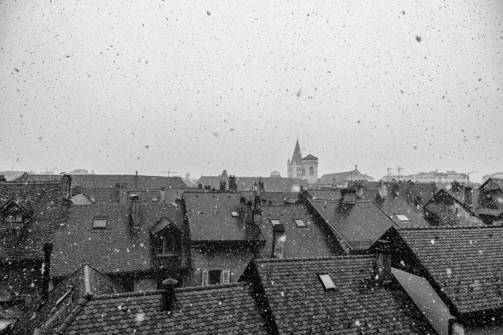 Les toits d'Annecy sous les flocons