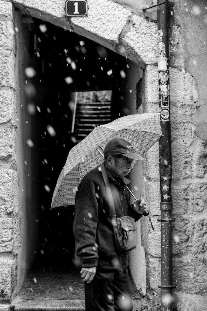 Touriste sous la neige à Annecy
