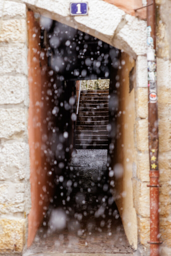 La montée du château à Annecy sous la neige