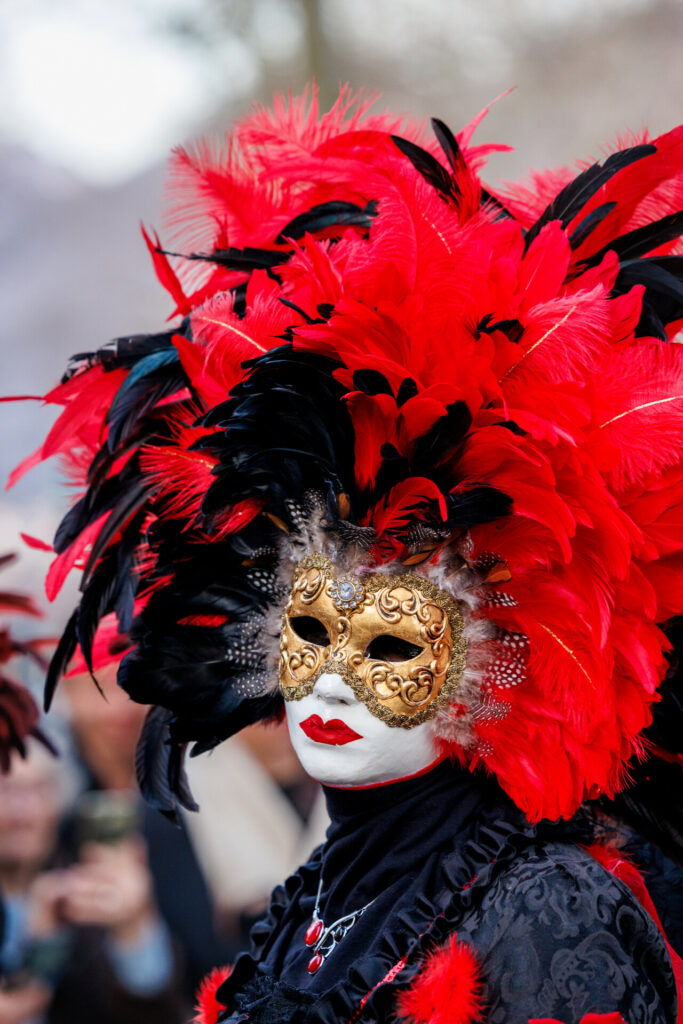 Masque rouge et noir au carnaval vénitien d'Annecy