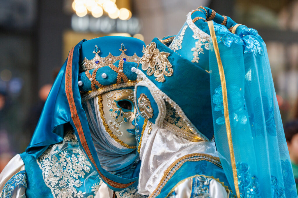 Embrassade de masques au carnaval vénitien d'Annecy