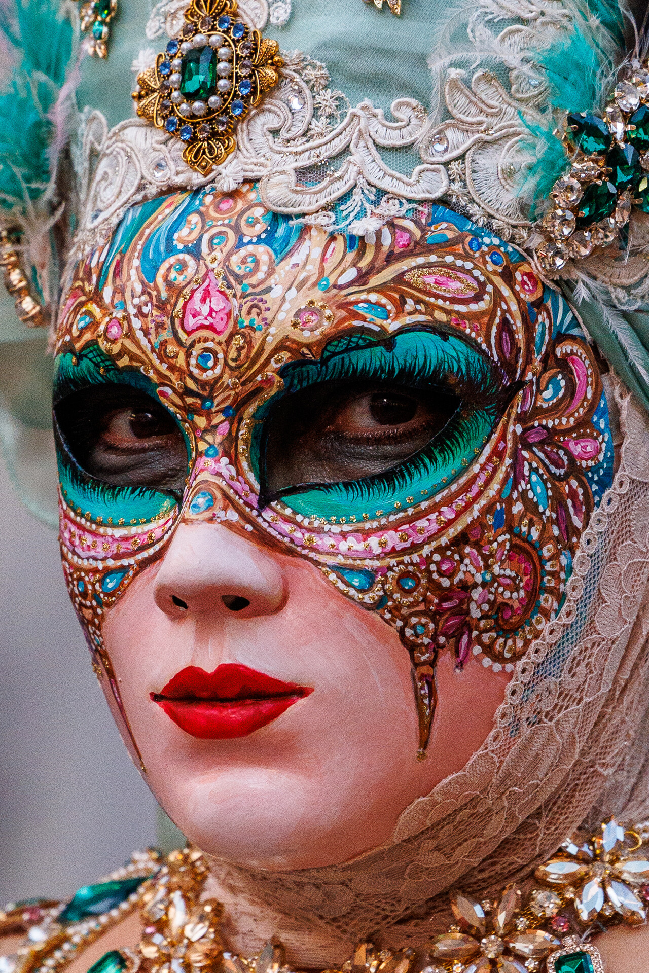 Portrait d’une femme costumée au carnaval vénitien d’Annecy