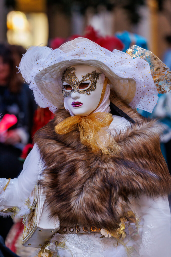 Personnage costumé pour le carnaval vénitien d'Annecy