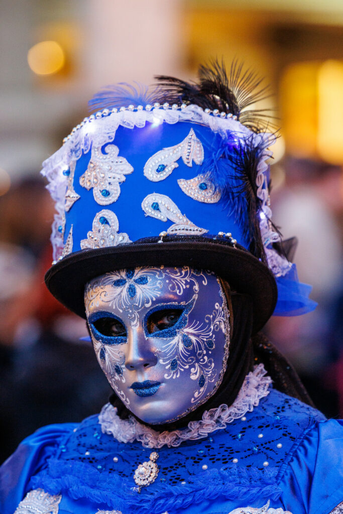 Regard de masque au carnaval vénitien d'Annecy