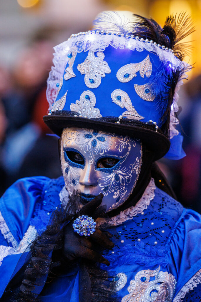 Personnage masqué dans les ruelles d'Annecy