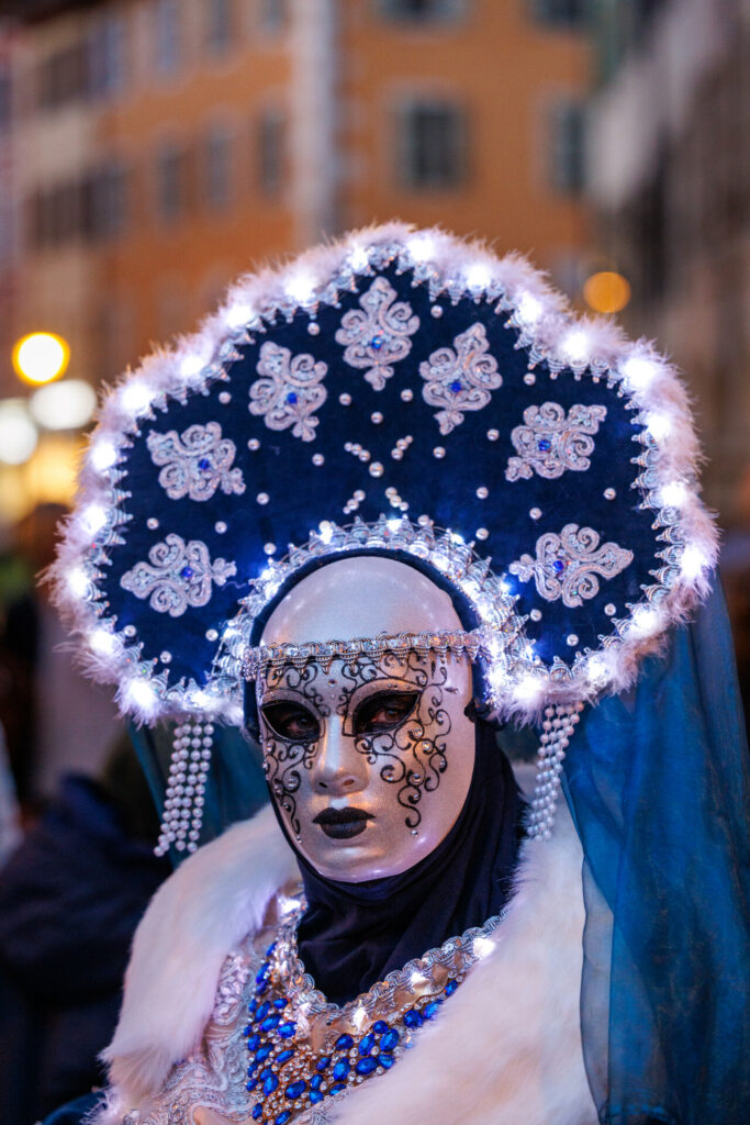 Masque vénitien en pose nocturne