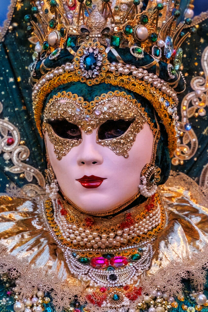 Masque vénitien face à l'objectif à Annecy