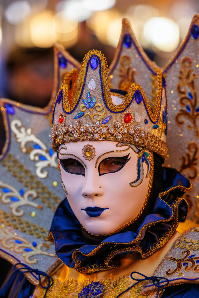Masque du carnaval vénitien d’Annecy 2026 en nocturne