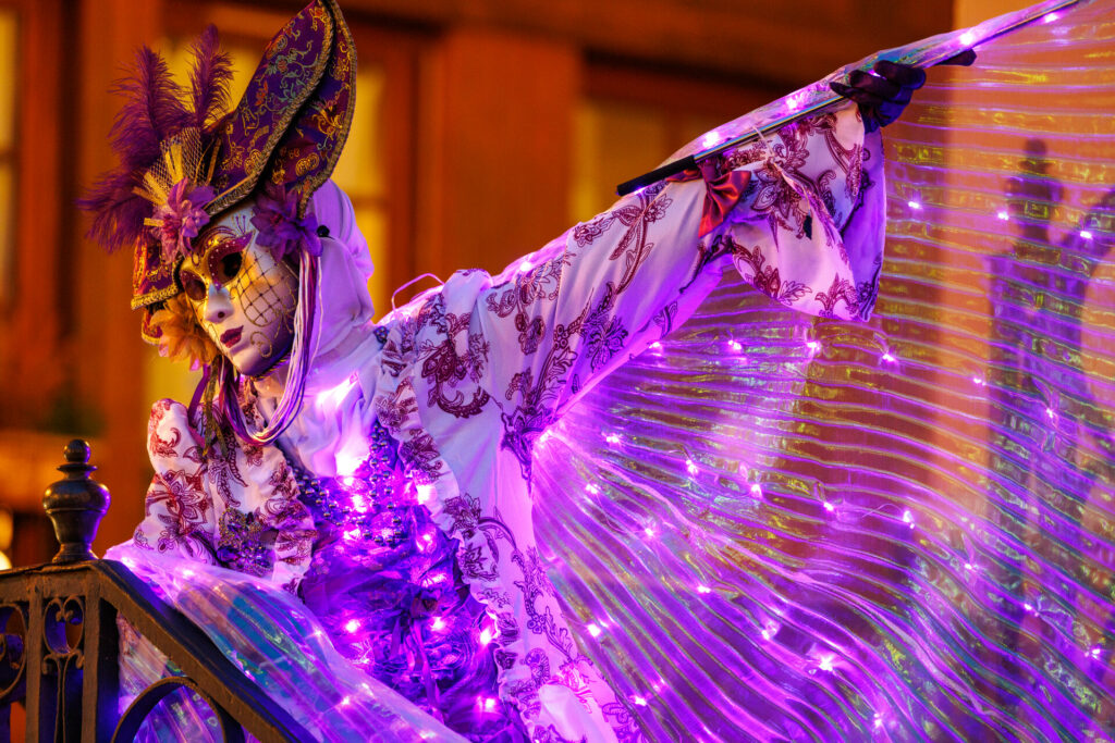 Costume éclairé au carnaval vénitien d'Annecy