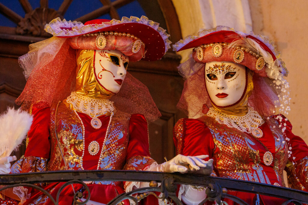 Couple costumé de nuit à Annecy
