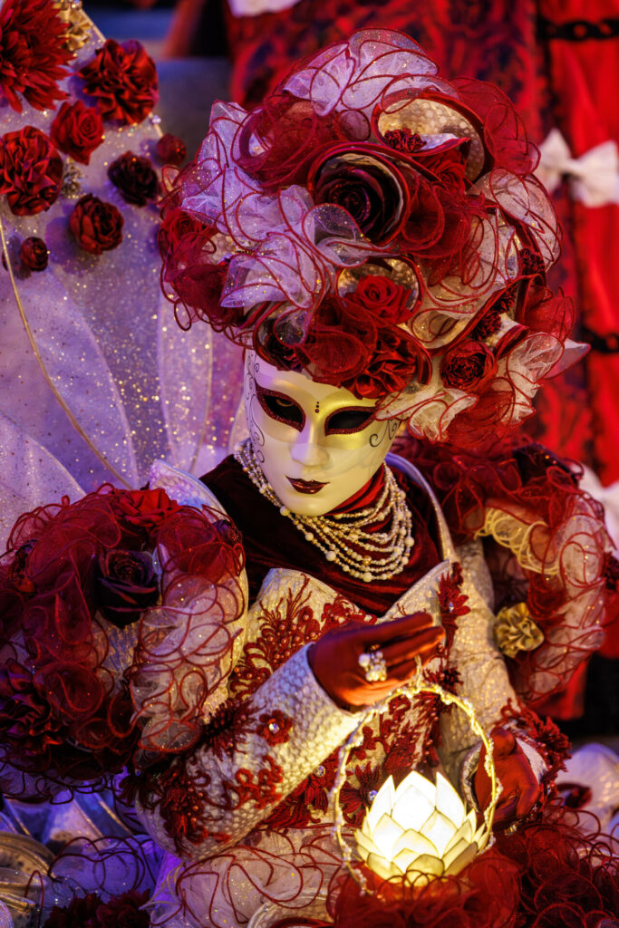 Ambiance nocturne au carnaval vénitien d'Annecy