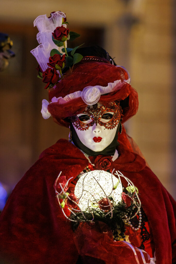 Ambiance nocturne au carnaval vénitien d'Annecy