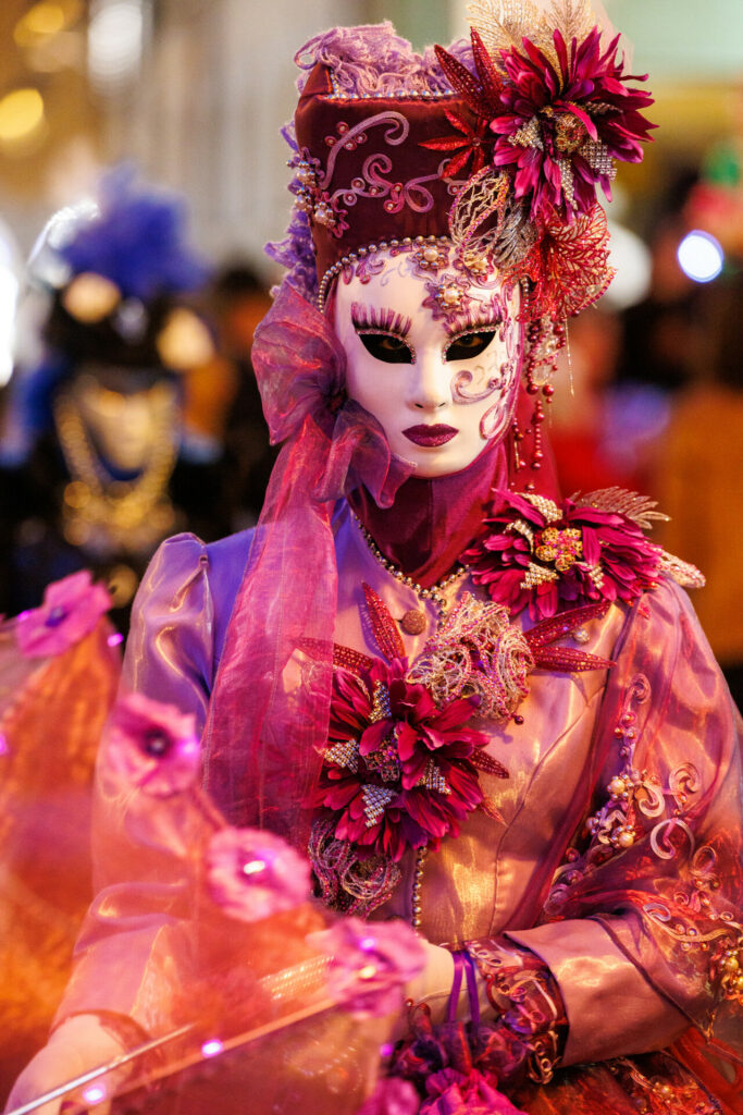 Costume vénitien dans les rues du vieil Annecy