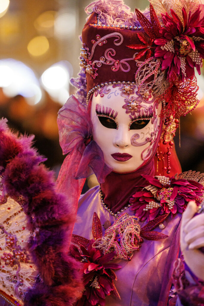 Regard d'un personnage costumé à Annecy