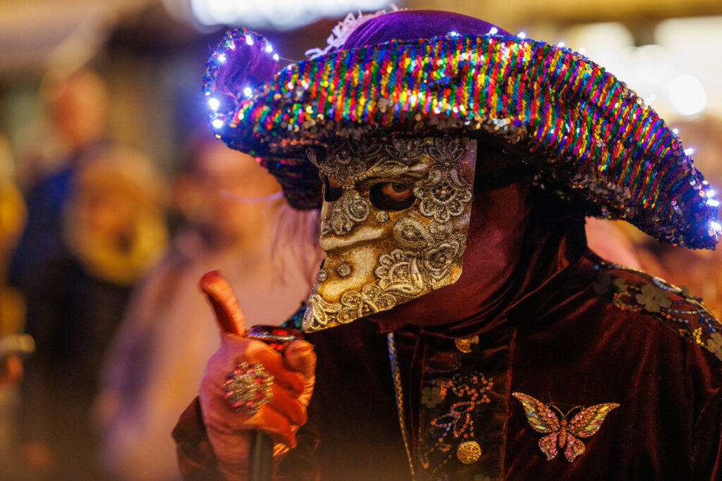 Echange avec un masque au carnaval
