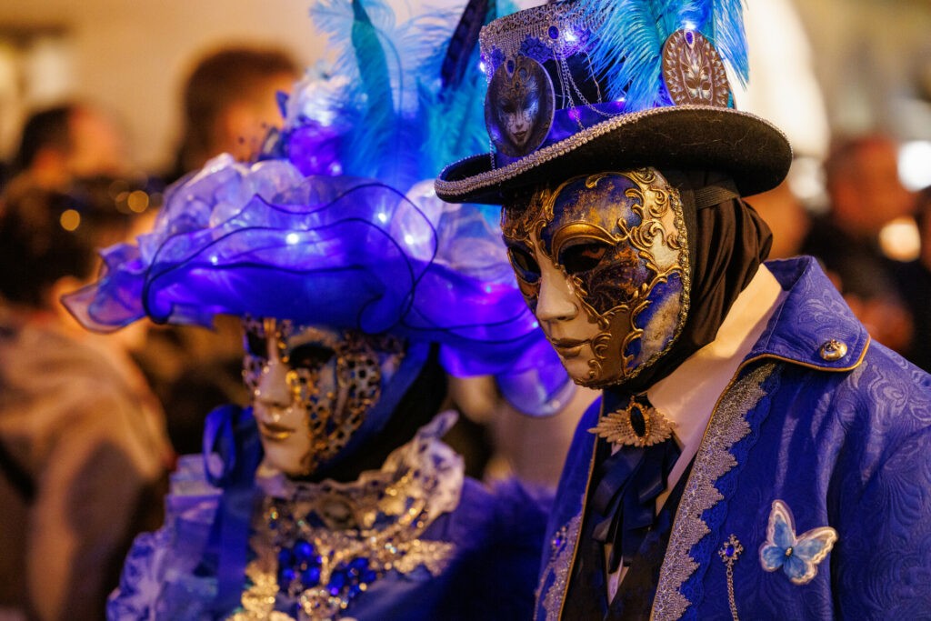 Couple costumé au carnaval vénitien d'Annecy