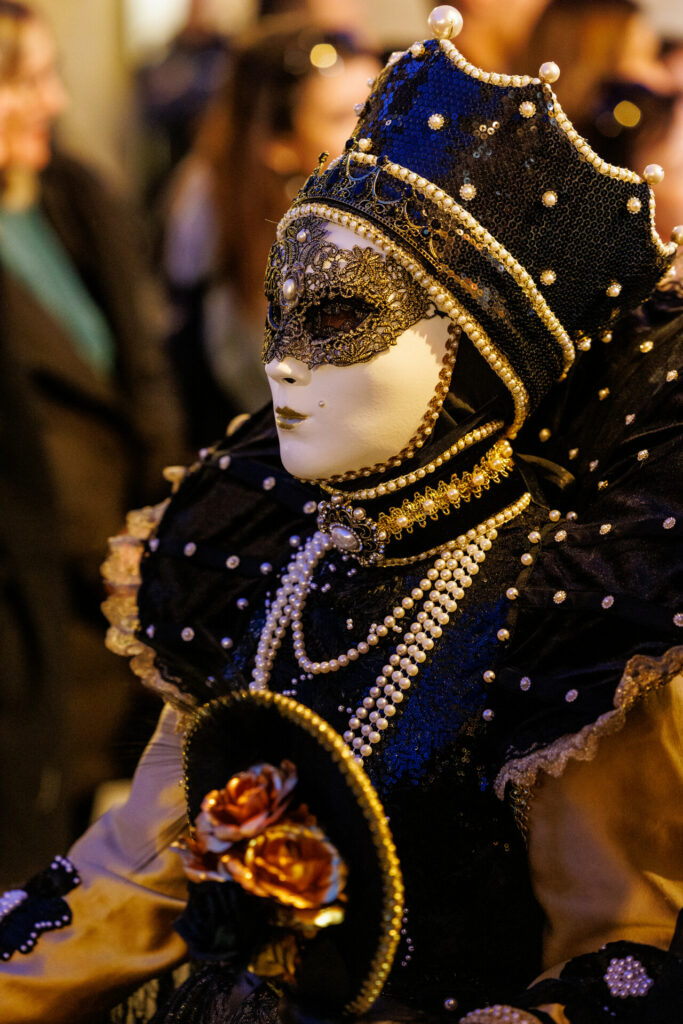 Ambiance nocturne du carnaval vénitien
