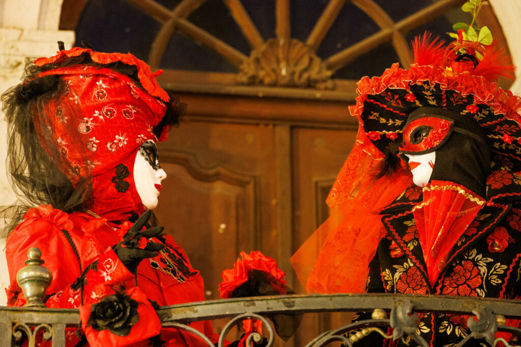 Echange de regards au carnaval vénitien d'Annecy