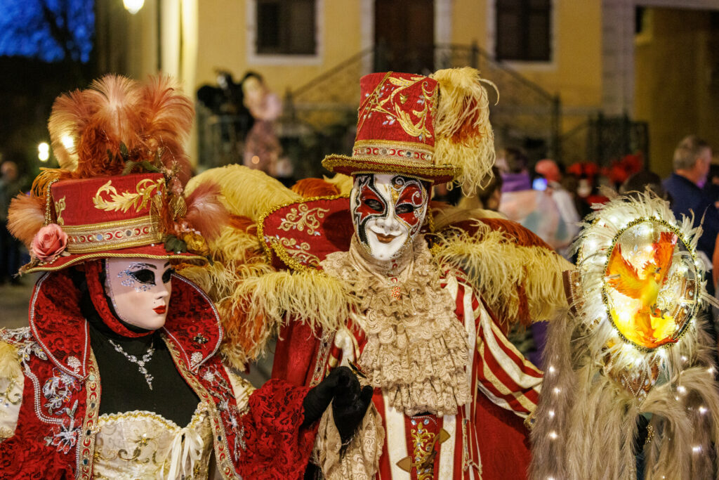 Couple masqué au carnaval vénitien d'Annecy