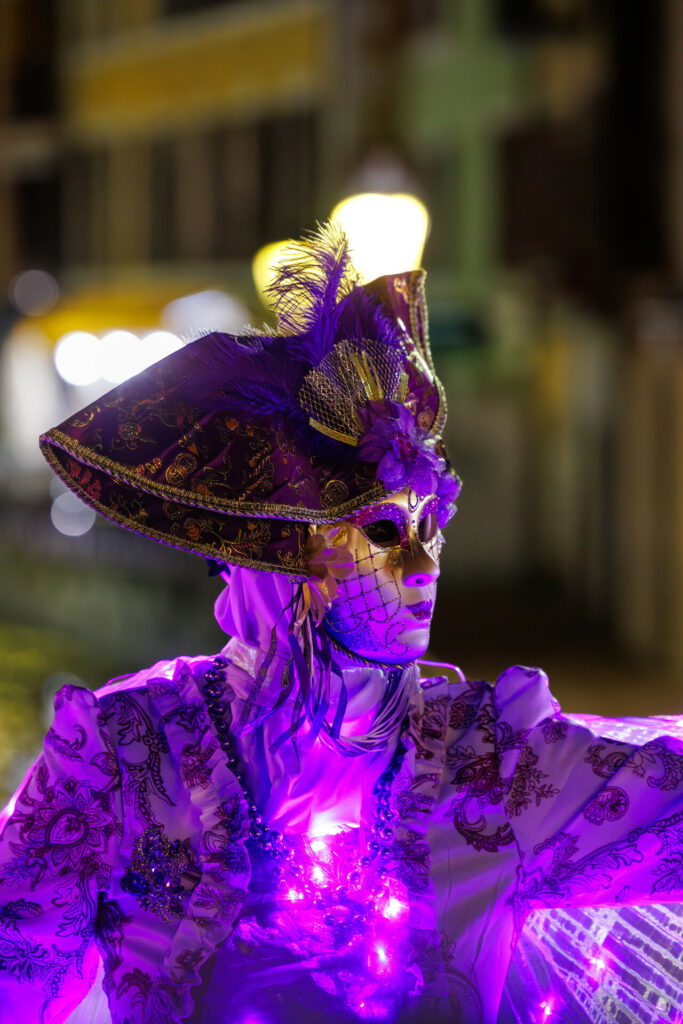 Costume éclairé au carnaval vénitien d'Annecy