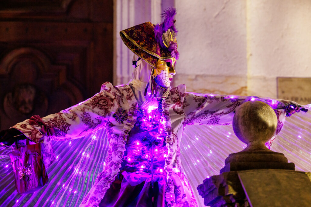 Personnage vénitien lumineux à Annecy