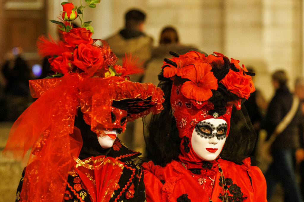 Couple costumé de nuit à Annecy