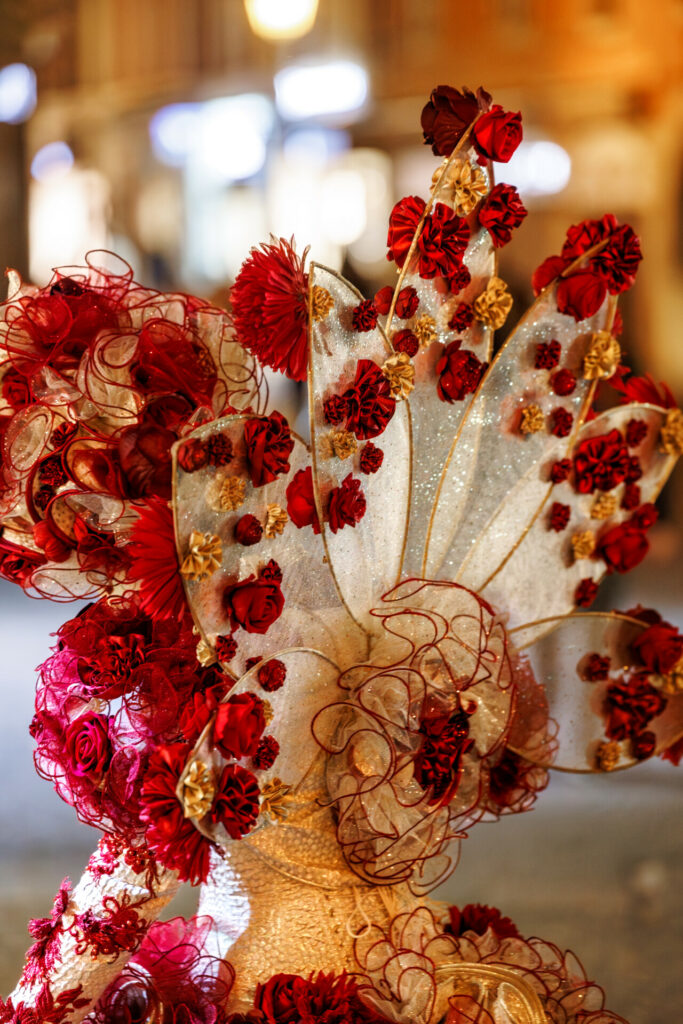 Costume vénitien dans l'ambiance du soir
