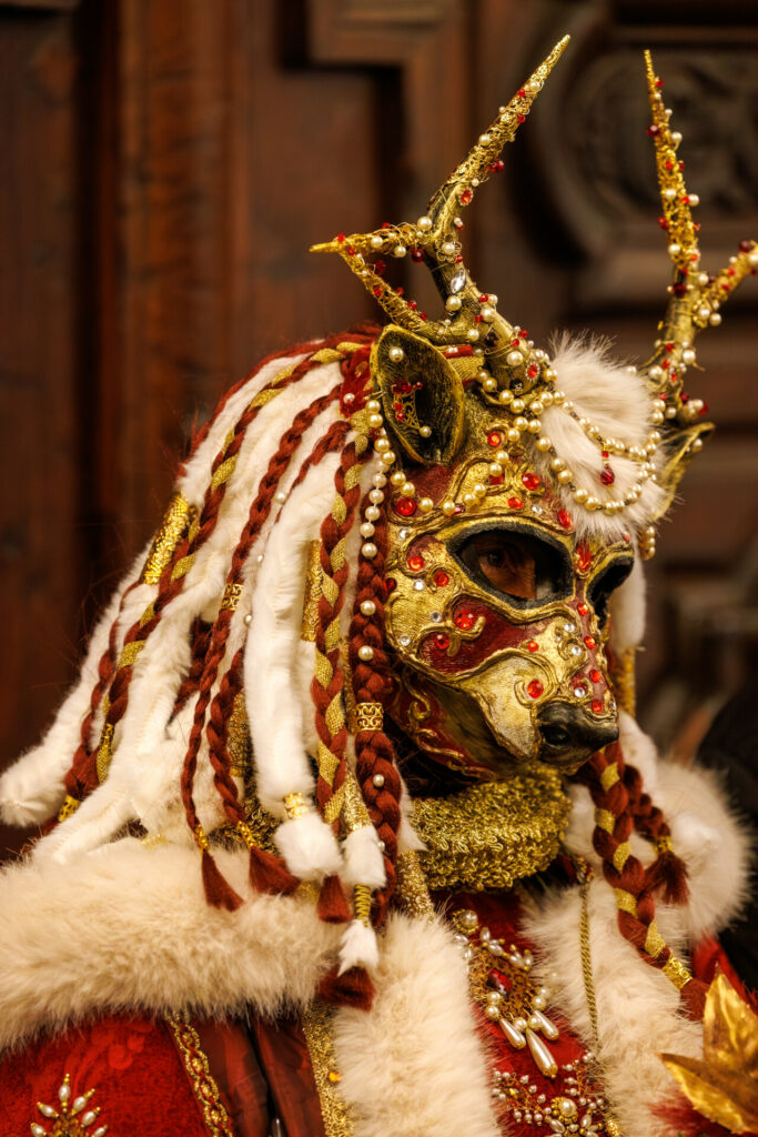 Portrait nocturne d'un personnage costumé